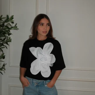 CAMISETA NEGRA FLOR BLANCA