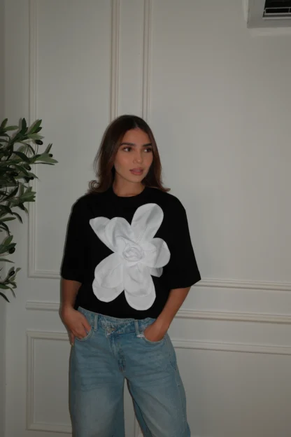 CAMISETA NEGRA FLOR BLANCA